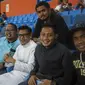 Pemain Timnas Indonesia, Evan Dimas bersama Ilham Udin Armaiyn, menonton laga Liga Premier Malaysia antara Felcra FC melawan PDRM di Stadion Shah Alam, Selangor, Jumat (2/2/2018). Kedua klub bermain imbang 1-1. (Bola.com/Vitalis Yogi Trisna)