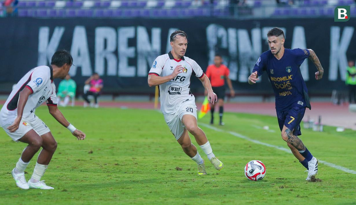 Pemain Persita Tangerang, Rayco Rodriguez, berusaha melewati pemain Persik Kediri di BRI Super League di Stadion Indomilk Arena, Minggu (21/12/2025). (Bola.com/M Iqbal Ichsan)