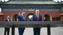 Presiden Tiongkok, Xi Jinping (tengah) dan Presiden Amerika Serikat (AS), Donald Trump saat mengunjungi Temple of Heaven, Beijing, Kamis 14 Mei 2026. (Brendan Smialowski/Pool Photo via AP)
