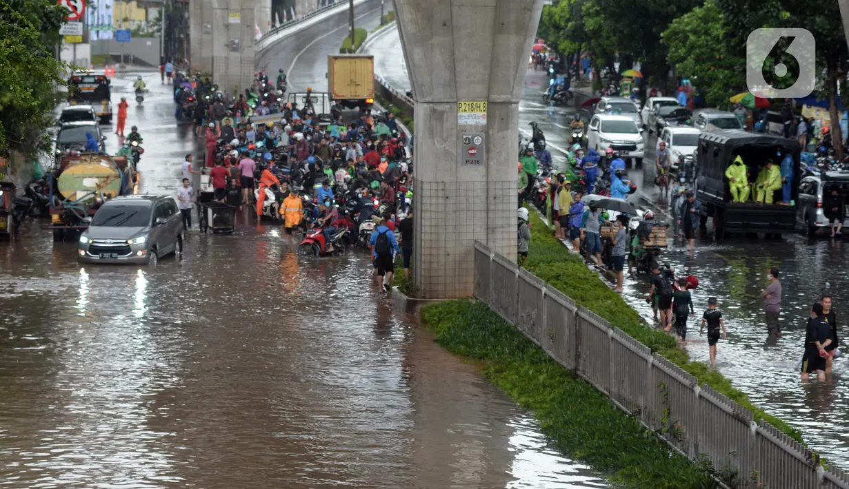 Suasana Jalan Kapten Tendean yang terendam banjir, Jakarta, Sabtu (20/2/2021). Banjir yang disebabkan curah hujan tinggi memutus akses lalu lintas di Jalan Kapten Tendean. (merdeka.com/Imam Buhori)