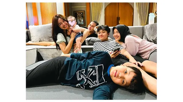 Berseteru dengan Ibu Sambung, Ini 6 Potret Putri Delina Ketika Bareng Baby Adzam
