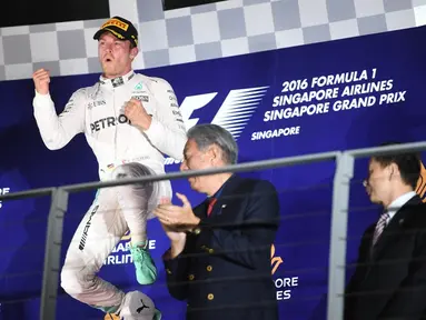 Pebalap Mercedes, Nico Rosberg, tampil meyakinkan saat memenangi balapan malam F1 GP Singapura, di Sirkuit Jalan Raya Marina Bay, Minggu (18/9/2016). (AFP/Mohd Rasfan)