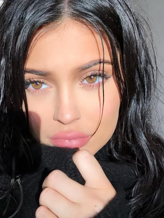 Kylie Jenner pun sempat memotong rambutnya menjadi pendek dan mengabadikannya lewat sebuah potret cantik. (instagram/kyliejenner)