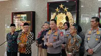 Kapolri Jenderal Listyo Sigit Prabowo menerima kunjungan Menteri Pendidikan Dasar dan Menengah (Mendikdasmen) Abdul Mu'ti di Mabes Polri, Jakarta Selatan, Selasa (12/11/2024). Dalam kesempatan itu, keduanya membahas persoalan pendidikan di tanah air. (Merdeka.com/Rahmat Baihaqi)
