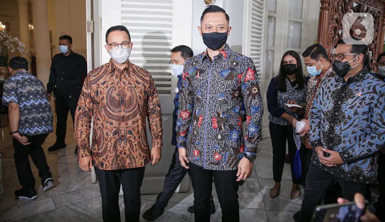 Gubernur DKI Jakarta Anies Baswedan (kiri) saat menerima kunjungan Ketua Umum Partai Demokrat Agus Harimurti Yudhoyono atau AHY (kanan) di Balai Kota DKI Jakarta, Kamis (6/5/2021). Kunjungan AHY untuk silaturahmi dan membicarakan Jakarta. (Liputan6.com/Faizal Fanani)