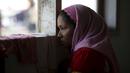 Seorang wanita etnis Rohingya terlihat sedih di tempat penampungan, Kuala Langsa, Aceh (25/5/2015). Berdasarkan data pemerintah, pengungsi Rohingya dan Bangladesh yang berada di Aceh jumlahnya 1.759 orang. (Reuters/Nyimas Laula)