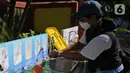 Pengunjung mencuci tangan memasuki Taman Margasatwa Ragunan, Jakarta, Sabtu (20/6/2020). Ragunan mulai dibuka kembali untuk pengunjung pada Sabtu ini di masa PSBB transisi dengan pembatasan dan penerapan protokol kesehatan yang ketat. (Liputan6.com/Herman Zakharia)