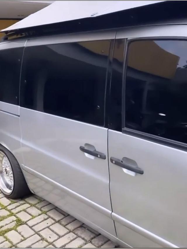 [Fimela] Ananda Omesh Rombak Mobil Kesayangan