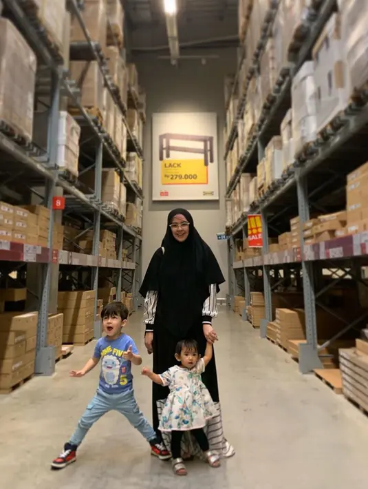 Hingga saat ini, Risty Togor pun masih menutupi siapa suaminya kini. Namun, kebahagian tetap terlihat dari raut wajah wanita kelahiran 1989 ini. (Liputan6.com/IG/@ristytagor)