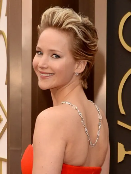 'Sepuluh! Dua lagi,' kata aktor tampan tersebut sembari menempatkan dua marshmallow ke ke dalam mulut Jennifer. (AFP/Bintang.com)