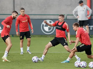 Bek Timnas Belgia Yannick Carrasco (kiri) melihat ke arah Timothy Castagne (kedua kanan) selama sesi latihan menjelang pertandingan UEFA Nations League di Tubize, Selasa (7/6/2022). Belgia akan menjamu Polandia pada matchday 2 Grup 4 UEFA Nations League A 2022/23, Kamis 9 Juni 2022 dini hari WIB di King Baudouin Stadium. (BRUNO FAHY/Belga/AFP)