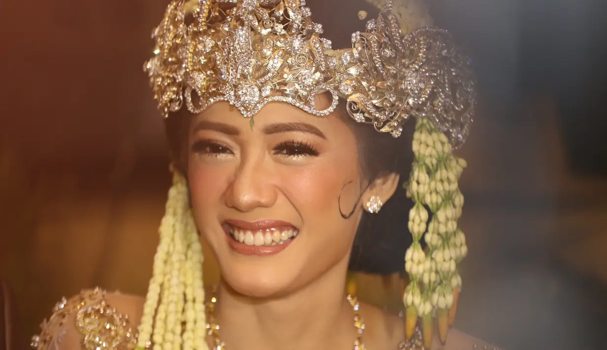 Selain busananya, Anissa juga cantik dengan makeup dan hiasan kepala yang dipakainya. Meski nggak  berlebihan, namun Anissa terlihat sangat berbeda di hari bahagianya. (Nurwahyunan/Bintang.com)