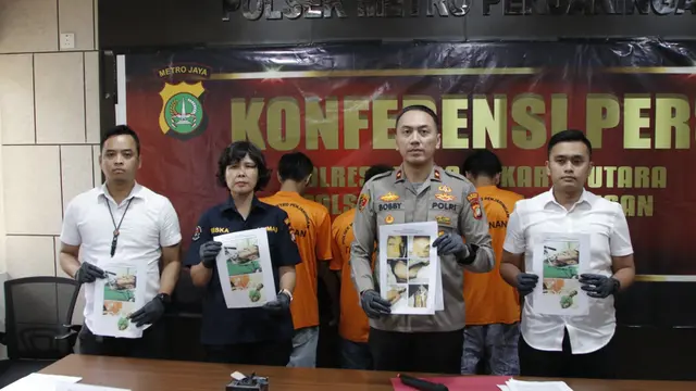 Kapolsek Penjaringan Kompol Bobby Danuardi saat memberikan keterangan pers terkait kasus pencurian dengan kekerasan dengan modus sopir taksi online, Senin (24/7/2023). (Bachtiarudin Alam/Merdeka.com)