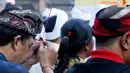 Umat Hindu Pura Dharma Sidhi, Ciledug bersembahyang sebelum melangsungkan upacara Melasti (Liputan6.com/Andrian M Tunay).