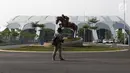 Pewarta melihat-lihat di salah satu pintu masuk kawasan Jakarta International Equestrian Park Pulomas, Jakarta, Kamis (2/8). JIEPP akan menjadi venue tiga cabang equestrian Asian Games 2018. (Liputan6.com/Helmi Fithriansyah)
