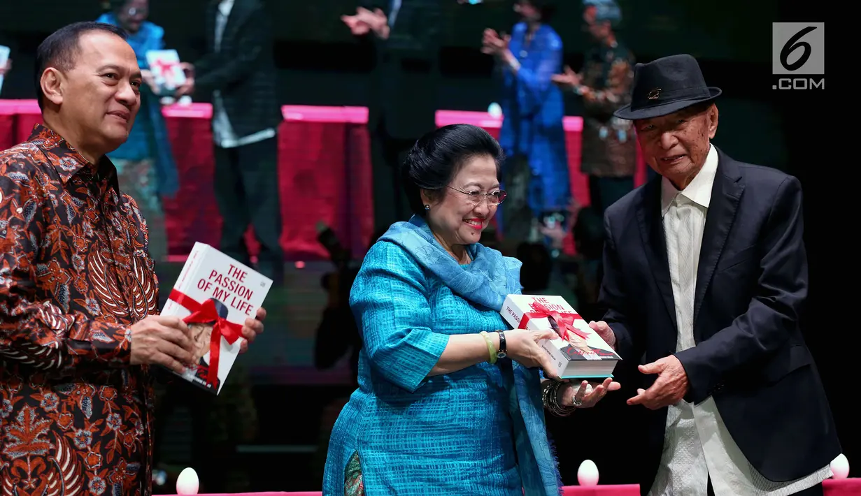 Presiden Ke-5 Megawati Soekarno Putri menerima buku dari Founder Ciputra Group, Ir. Ciputra saat peluncuran buku sekaligus merayakan Ulang Tahun berdirinya Ciputra Grup yang ke 36 Tahun, di Jakarta, Rabu (29/11). (Liputan6.com/JohanTallo)