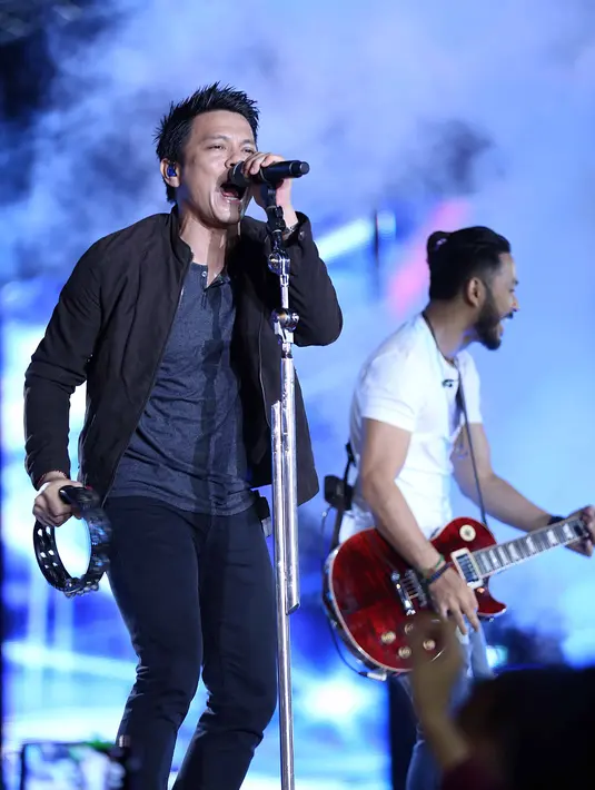 Pada malam pergantian tahun yang disiarkan secara langsung oleh SCTV tersebut, NOAH membawakan lagu-lagu hitsnya. Dalam lagu khayalan Tingkat Tinggi yang dibawakan Ariel CS sukses menghipnotis penonton. (Nurwahyunan/Bintang.com)