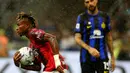 Memasuki babak kedua, AC Milan memperkecil skor melalui Rafael Leao di menit ke-57. Penyerang asal Portugal itu memanfaatkan umpan terobosan Olivier Giroud. (AP Photo/Luca Bruno)