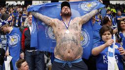 Fans Leicester City dengan menunjukan tato saat merayakan titel juara Liga Inggris di Stadion King Power (7/5/2016). (Action Images via Reuters/Andrew Boyers)