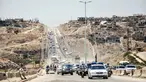 Mobil-mobil pemerintah dan kendaraan militer melintasi jalan raya utama antara Homs dan Hama di Suriah tengah, Rabu (6/6). Pemerintah Suriah membuka kembali jalan raya Homs-Hama setelah ditutup selama hampir tujuh tahun. (AFP/STRINGER)