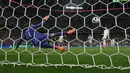 Pemain Jerman, Kai Havertz (kanan) mencetak gol ketiga timnya ke gawang Skotlandia melalui tendangan penalti pada laga pembuka Grup A Euro 2024 di Allianz Arena, Munchen, Jerman, Sabtu (15/06/2024) WIB. (AFP/Miguel Medina)