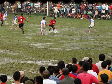 Lapangan sepak bola Latus, Kedaung Tangerang Selatan sebagai lokasi sepak bola tarkam. (Bola.com/Peksi Cahyo)