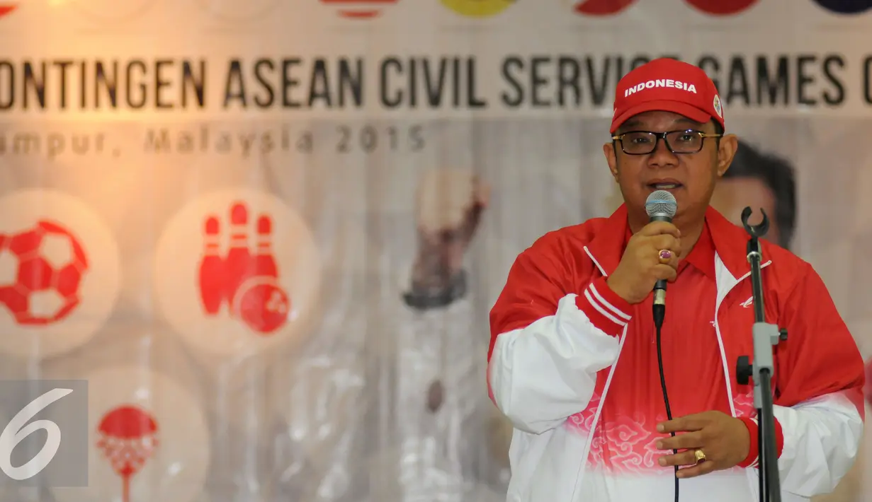 Sesmenpora, Alfitra Salam memberikan arahan pada pelepasan kontingen Asean Civil Service Games 2015 di Wisma Kemenpora Jakarta, Rabu (11/11/2015). 55 atlet PNS dari berbagai instansi akan berlaga di ACSG 2015 Malaysia. (Liputan6.com/Helm Fithriansyah)