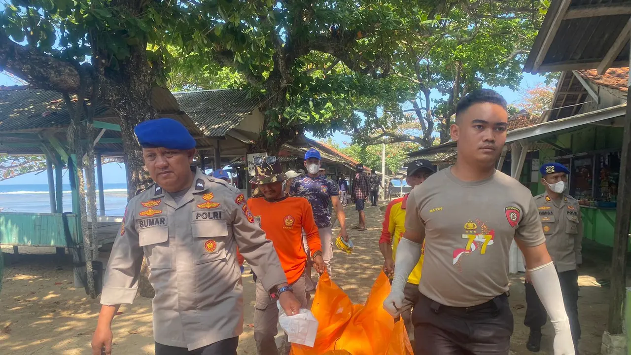 Petugas Polsek Pameungpeuk bersama dengan Sat. Polairud Polres Garut, mambawa mayat membusuk di sebuah warung kosong kawasan wisata Mancagahar, Kecamatan Pameungpeuk, Garut. (Liputan6.com/Jayadi Supriadin)