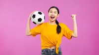 Pendapat Para Pria Tentang Perempuan yang Hobi Nonton Bola, Kira-Kira Seperti Apa Ya?