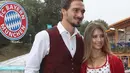 Bek Bayern Munchen, Mats Hummels berpose bersama istrinya Cathy Fischer selama berkunjung ke acara Oktoberfest di Munich, Jerman (2/9). (REUTERS/Alexander Hassenstein)