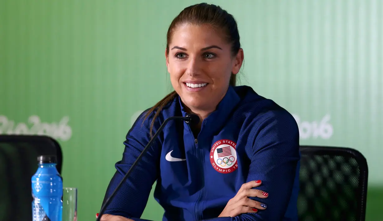 Senyum manis penyerang wanita AS, Alex Morgan memberikan keterangan saat konferensi pers di Mineirao stadion - Belo Horizonte, Brasil, (5/8). Alex Morgan merupakan penyerang kelahiran 2 Juli 1989. (REUTERS/Mariana Bazo)