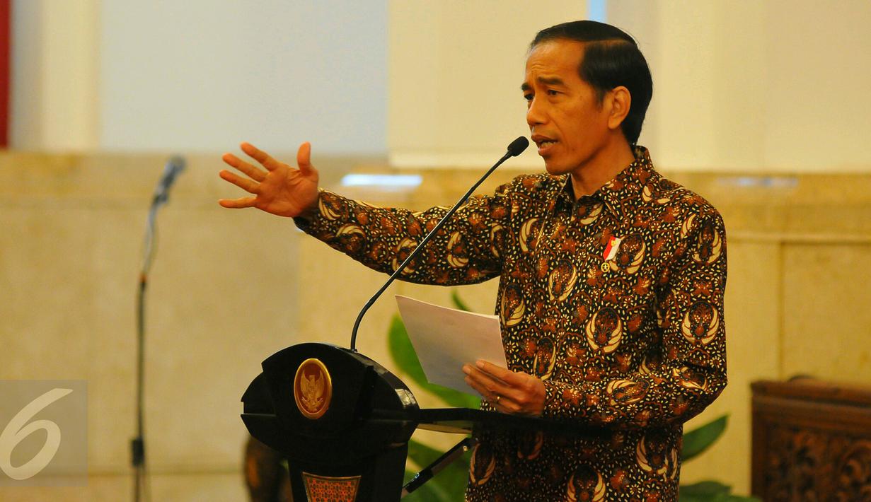 Presiden Joko Widodo memberi keterangan saat melakukan pertemuan dengan pelaku industri jasa keuangan di Istana Negara, Jakarta, Jumat (13/1). Jumlah UMKM di Indonesia terbilang cukup besar, yaitu lebih dari 50 juta UMKM. (Liputan6.com/Angga Yuniar)