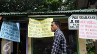 Warga melintas di depan rumah negara yang akan dikosongkan saat mengelar aksi di kawasan sungai bambu, Jakarta Utara, Rabu (3/2). Dalam aksi mereka menolak pengosongan rumah negara secara paksa terhadap 6 rumah negara. (Liputan6.com/Helmi Afandi)