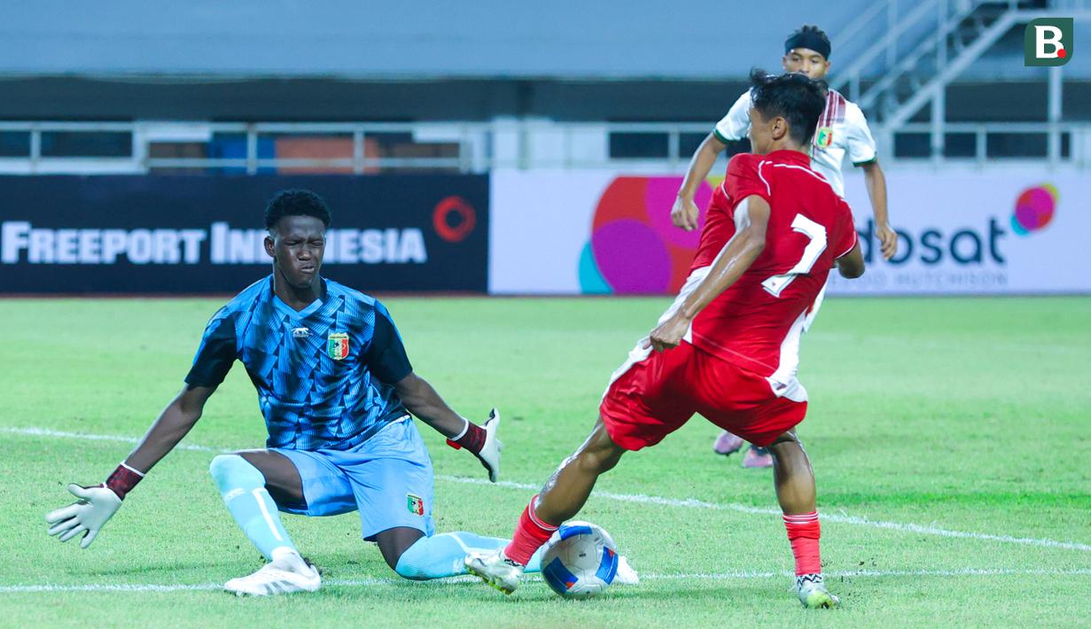 Pemain Timnas Indonesia U-22, Dony Tri Pamungkas, berusaha melewati kiper Mali U-22, Bourama Kone, pada laga uji coba di Stadion Pakansari, Kabupaten Bogor, Sabtu (15/11/2025). (Bola.com/M Iqbal Ichsan)