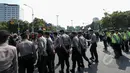 Sejumlah personel kepolisian terlihat mengamankan aksi unjuk rasa di depan Istana Merdeka, Jakarta, Rabu (20/5/2015). Massa berunjuk rasa menuntut kesejahteraan rakyat sekaligus memperingati Hari Kebangkitan Nasional. (Liputan6.com/Faizal Fanani) 