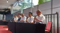 Chandra Hamzah dari Assegaf Hamzah &amp; Partners, selaku kuasa hukum Pusat Pengelolaan Komplek Gelora Bung Karno (PPKGBK) menggelar konferensi pers di Komplek GBK, Jakarta, Rabu (4/10/2023). (Maulandy/Liputan6.com)