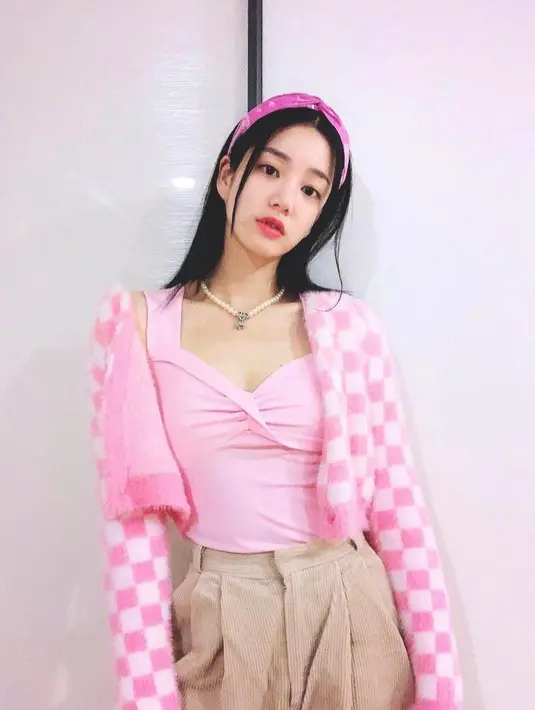 Tampilan serba pink bikin Lee Yubi terlihat semakin manis. @yubi_190.