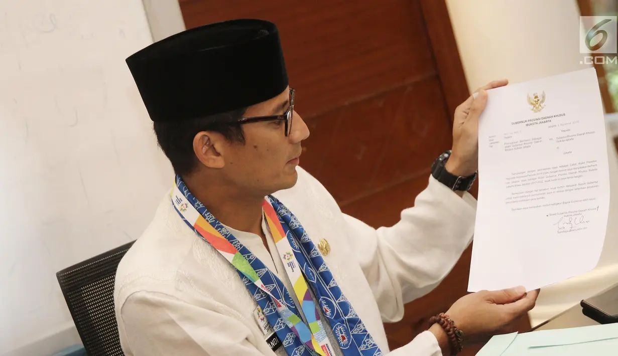 Sandiaga Uno menyerahkan surat pengunduran diri sebagai Wakil Gubernur DKI Jakarta di Balai Kota Jakarta, Jumat (10/8). Sandiaga mengundurkan diri setelah mendeklarasikan diri menjadi cawapres mendampingi Prabowo Subianto. (Liputan6.com/Herman Zakahria)