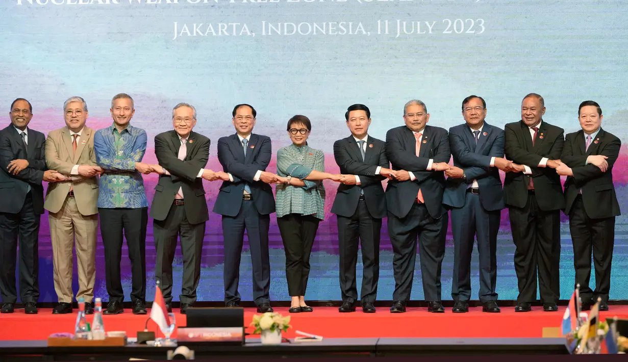 Pada hari pertama ini, Menlu Retno Marsudi langsung membahas bahaya senjata nuklir di dunia dan bahwa ASEAN harus pro-aktif dalam menjaga kawasan agar terbebas dari senjata nuklir. (AP Photo/Achmad Ibrahim, Pool)
