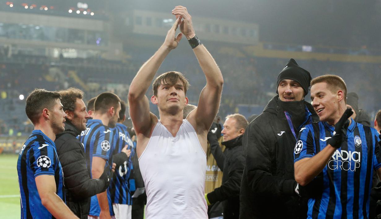 Pemain Atalanta Marten de Roon (tengah) merayakan kemenangan timnya atas Shakhtar Donetsk pada pertandingan Grup C Liga Champions di Kharkiv, Ukraina, Rabu (11/12/2019). Atalanta sukses mengukir sejarah untuk pertama kalinya mampu lolos ke babak 16 besar Liga Champions. (AP Photo/Efrem Lukatsky)