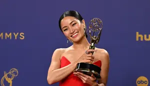 Anna Sawai menangkan piala Emmy Awards pertama. (dok. Robyn Beck / AFP)