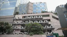 Suasana Gedung Kementerian Hukum dan Hak Asasi Manusia Republik Indonesia (Kemenkumham) seusai peristiwa kebakaran di Jalan Rasuna Said, Kuningan Jaksel, Kamis (8/12/2022). Gedung yang terbakar di area perkantoran Kemenkumham yakni lantai 5 Gedung Sentra Mulia. (Liputan6.com/Faizal Fanani)