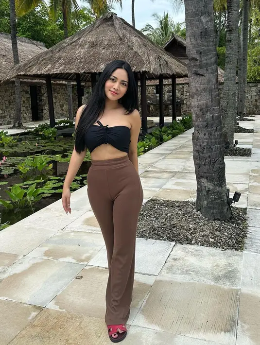 Island girl ala Rachel Vennya. Mengenakan bralette hitam tanpa tali berwarna hitam dipadu dengan celana panjang cokelat, Rachel pancarkan aura hot mom yang menawan. Foto: Instagram.
