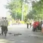 Massa adat pendukung Ratu Boki Nita Budi Susanti memblokade jalan menuju Bandara. Selain itu, seekor induk gajah menyerah pelatih gajah.