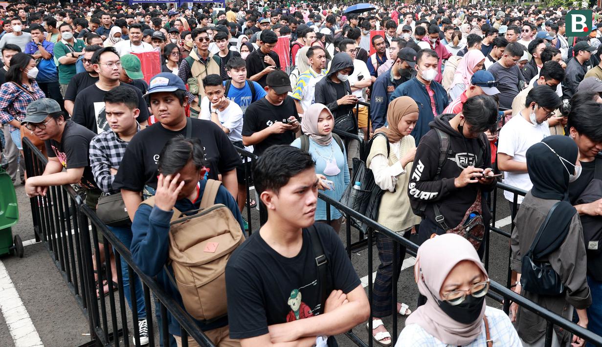 Suasana saat calon penonton antre untuk menukarkan tiket pertandingan FIFA Matchday 2023 antara Timnas Indonesia melawan Argentina di Wisma Serbaguna GBK, Sabtu (17/6/2023). Batalnya Lionel Messi ke Indonesia, tak menyurutkan antusiasme para calon penonton yang ingin menyaksikan langsung juara Piala Dunia 2022 bermain melawan Timnas Indonesia. (Bola.com/M Iqbal Ichsan)