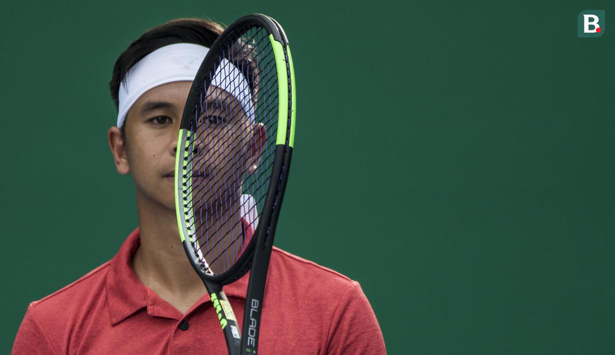 Petenis Indonesia, Christopher Rungkat, bermain dengan raket saat latihan di Lapangan Tenis Pondok Indah, Jakarta, Kamis (19/7/2018). Dirinya merupakan salah satu petenis yang akan turun pada Asian Games XVIII. (Bola.com/Vitalis Yogi Trisna)