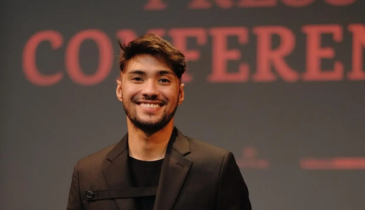 Refal Hady membagikan momen gala premiere film yang disutradarai oleh William Chandra itu. Potret gantengnya seketika jadi sorotan para netizen. (Liputan6.com/IG/@refalhady).