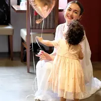 Anak Rianti Cartwright Dibaptis (Sumber: Instagram/riantic)