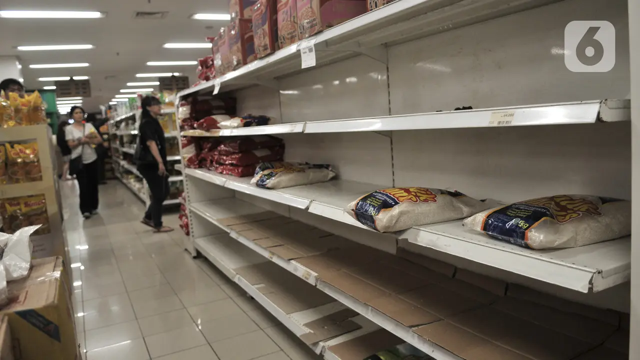 Warga Borong Sembako di Supermarket