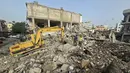 Sementara, 3.750 lainnya sejak eskalasi serangan Israel di Lebanon dimulai pada 2 Maret 2026. Tampak dalam foto, sebuah ekskavator membersihkan puing-puing bangunan yang hancur dari lokasi serangan Israel di wilayah Maarakeh, Lebanon selatan, dekat kota pesisir Tyre pada Sabtu 4 April 2026. (Kawnat HAJU/AFP)